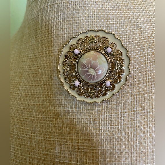 Elegant Gold and Pink Floral Brooch - Picture 5 of 7